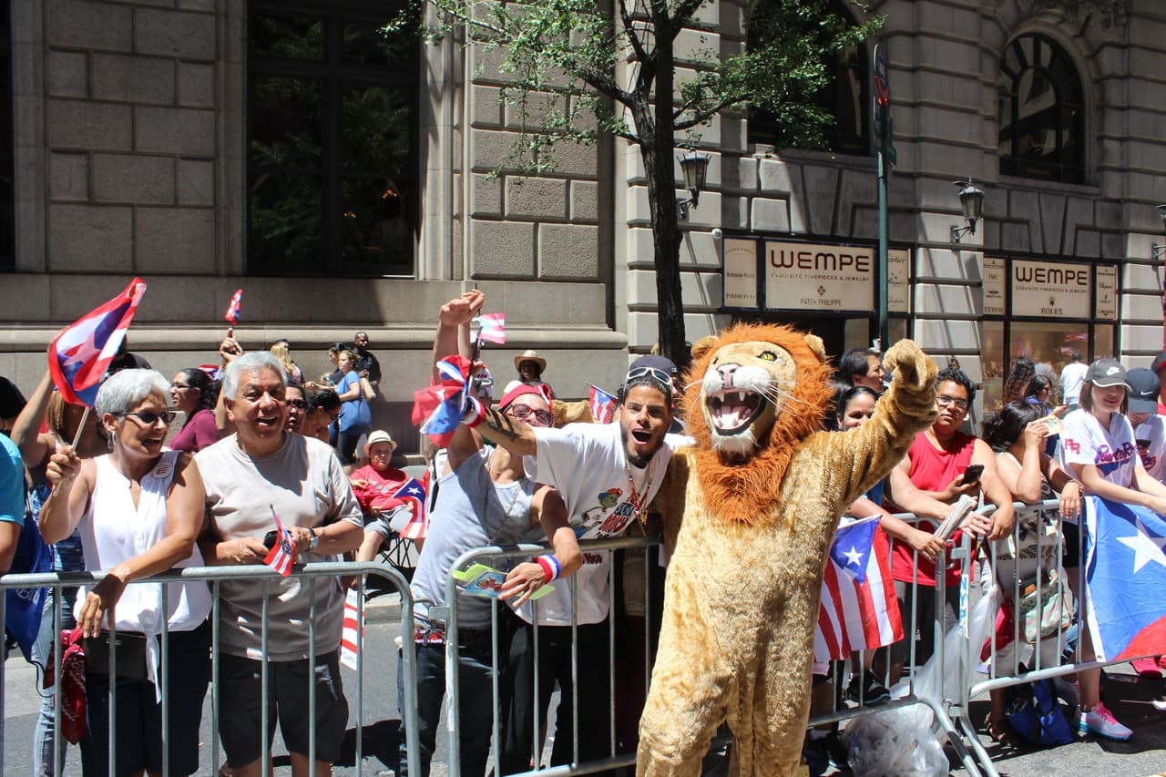 El orgullo boricua se hizo sentir en la quinta avenida en el Desfile Puertorriqueño de New York. Nuestra carroza la encendió Vico C y el Dream Team de DJs de La X.