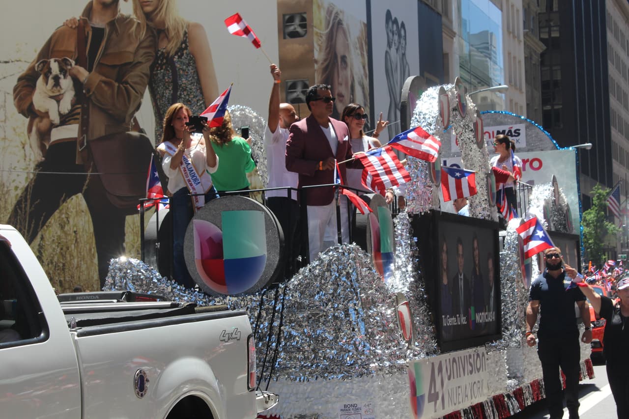 El orgullo boricua se hizo sentir en la quinta avenida en el Desfile Puertorriqueño de New York. Nuestra carroza la encendió Vico C y el Dream Team de DJs de La X.