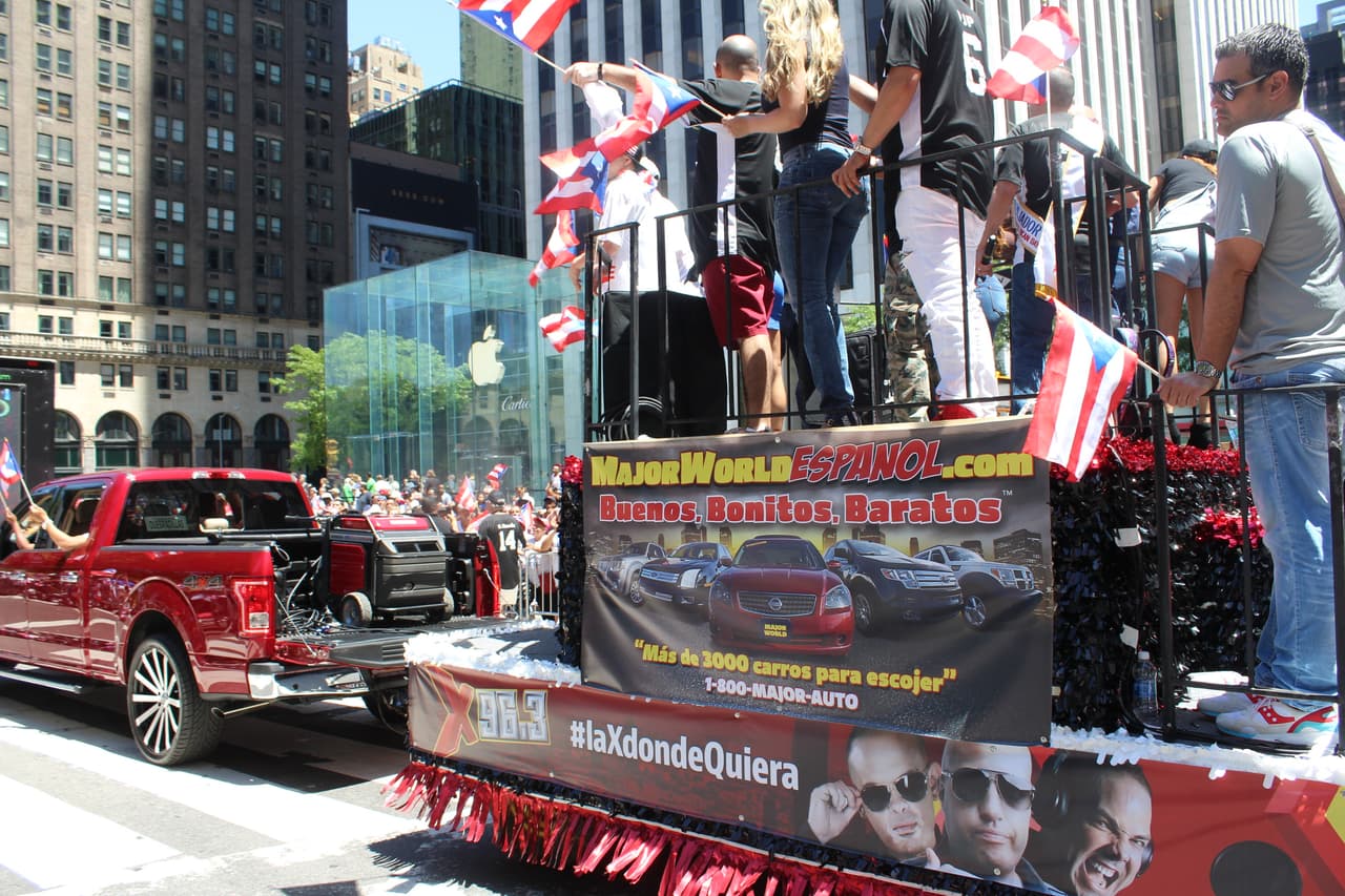 El orgullo boricua se hizo sentir en la quinta avenida en el Desfile Puertorriqueño de New York. Nuestra carroza la encendió Vico C y el Dream Team de DJs de La X.