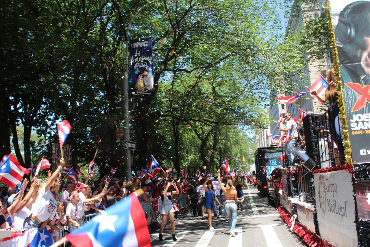 El orgullo boricua se hizo sentir en la quinta avenida en el Desfile Puertorriqueño de New York. Nuestra carroza la encendió Vico C y el Dream Team de DJs de La X.