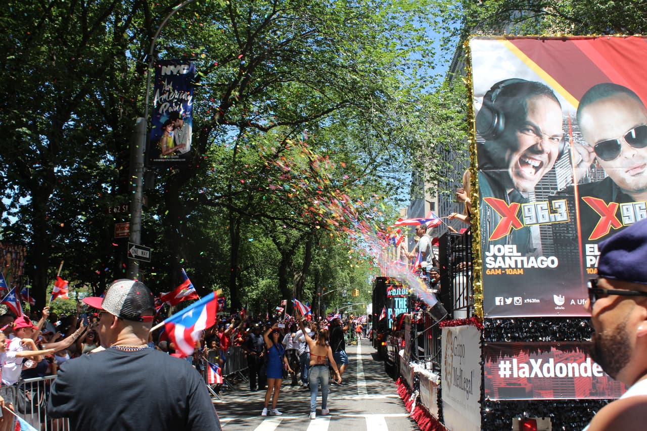 El orgullo boricua se hizo sentir en la quinta avenida en el Desfile Puertorriqueño de New York. Nuestra carroza la encendió Vico C y el Dream Team de DJs de La X.