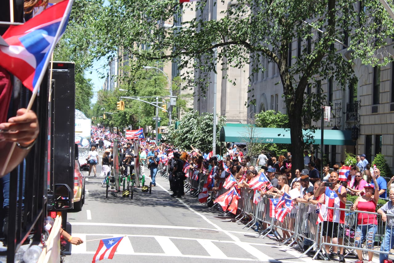 El orgullo boricua se hizo sentir en la quinta avenida en el Desfile Puertorriqueño de New York. Nuestra carroza la encendió Vico C y el Dream Team de DJs de La X.