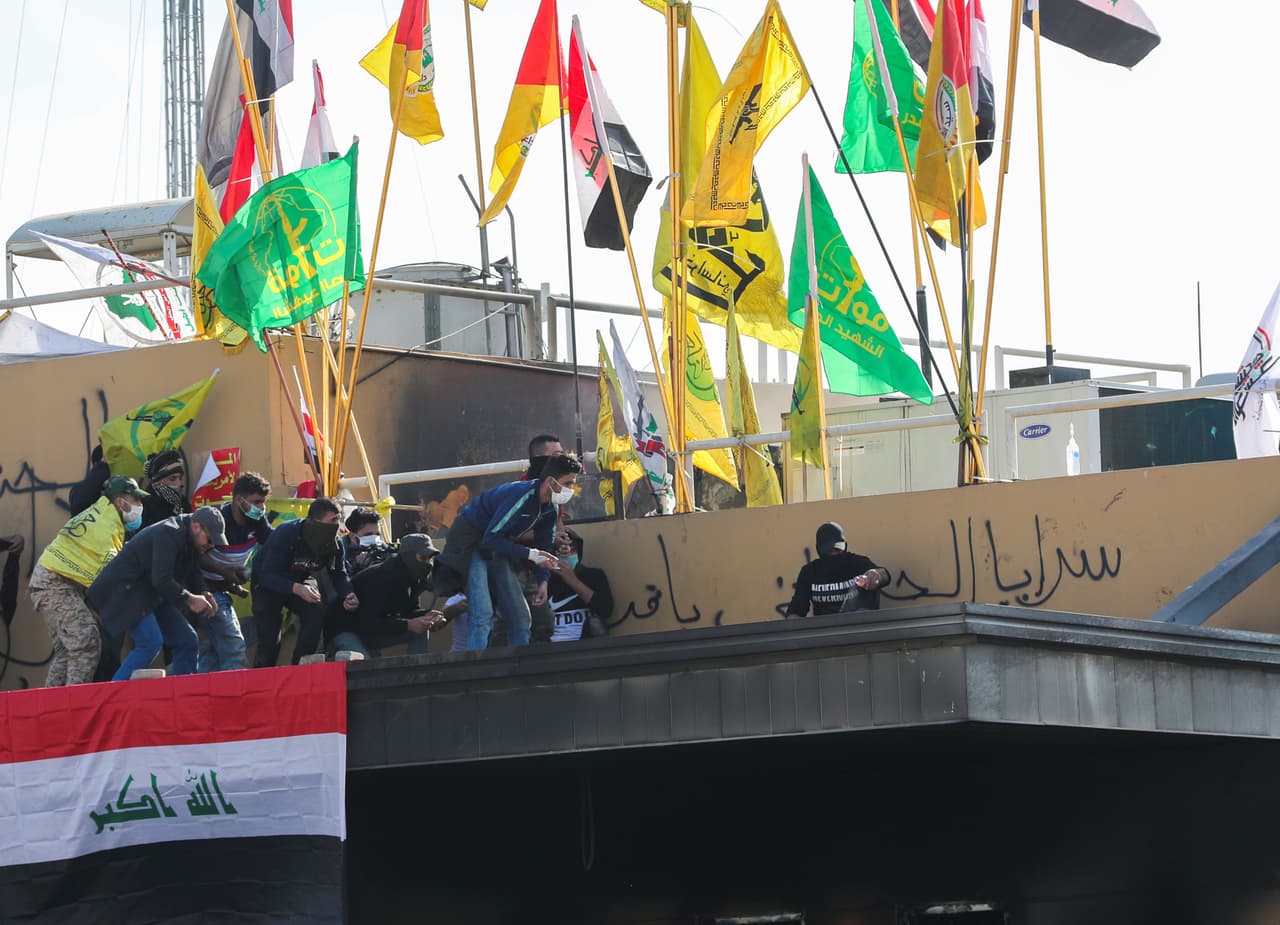 Los marines estadounidenses que custodiaban el edificio emplearon gases lacrimógenos cuando aumentó el número de manifestantes y después de que encendieron un fuego en el tejado de la zona de recepción.