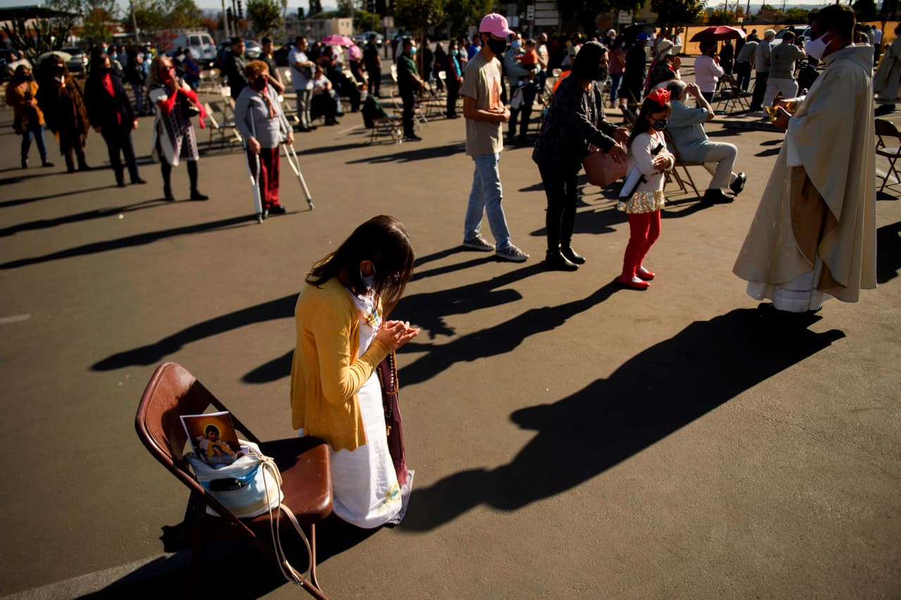 El pasado domingo se realizó una misa en honor a Nuestra Señora de Guadalupe en la Misión San Gabriel a la que asistieron decenas de personas con medidas de seguridad para evitar contagios.
