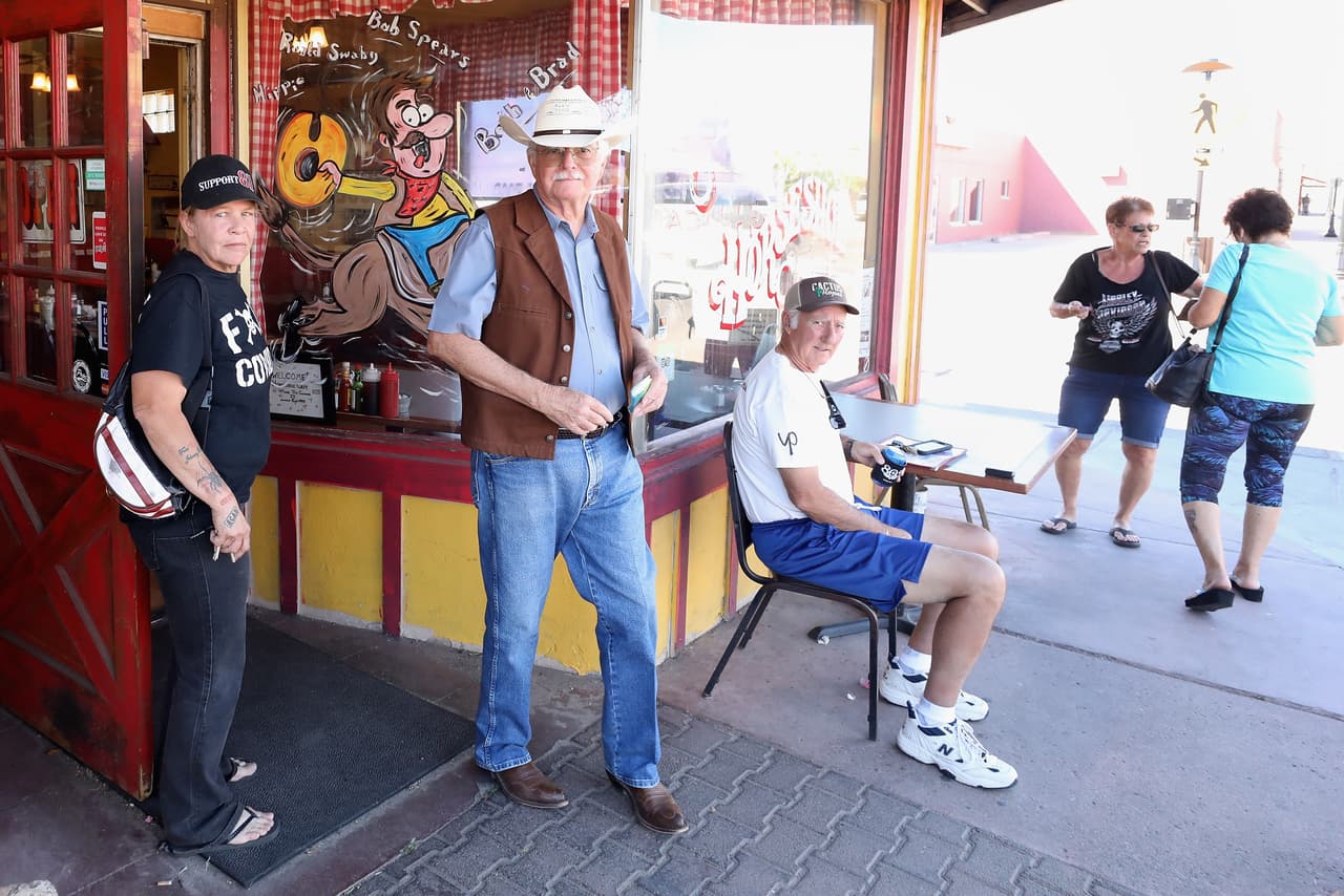 En Wickenburg, Arizona, los clientes han tenido suficiente de la respuesta del estado a Covid-19 y este sábado decidieron salir a las calles apoyar los negocios locales.