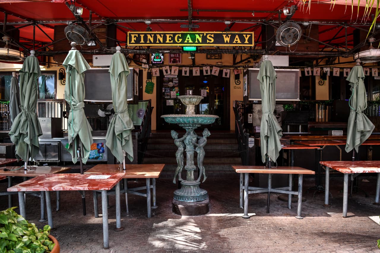 Después se ordenó el cierre de bares y restaurantes, los cuales solo pueden funcionar con pedidos a domicilio o para llevar, evitando las aglomeraciones. Las medidas tienen como fin que haya menos personas se contagien de coronavirus.