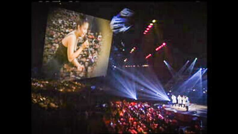 Y como gran cierre, Barrio Boyzz interpretó 'Triste es decir adiós', mientras se proyectaban imágenes de Selena en las pantallas.