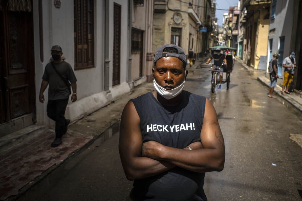 El vendedor ambulante Maikel Chirino, de 38 años, usa una máscara protectora en La Habana Vieja, 
<a href="https://www.univision.com/temas/cuba">Cuba</a>, el 22 de julio de 2020. 
<b>"El consejo que doy a todas las personas es que sigan usando la máscara mientras puedan usarla, porque eso sería bueno para todo el mundo y para que esta enfermedad no se propague tanto". </b>