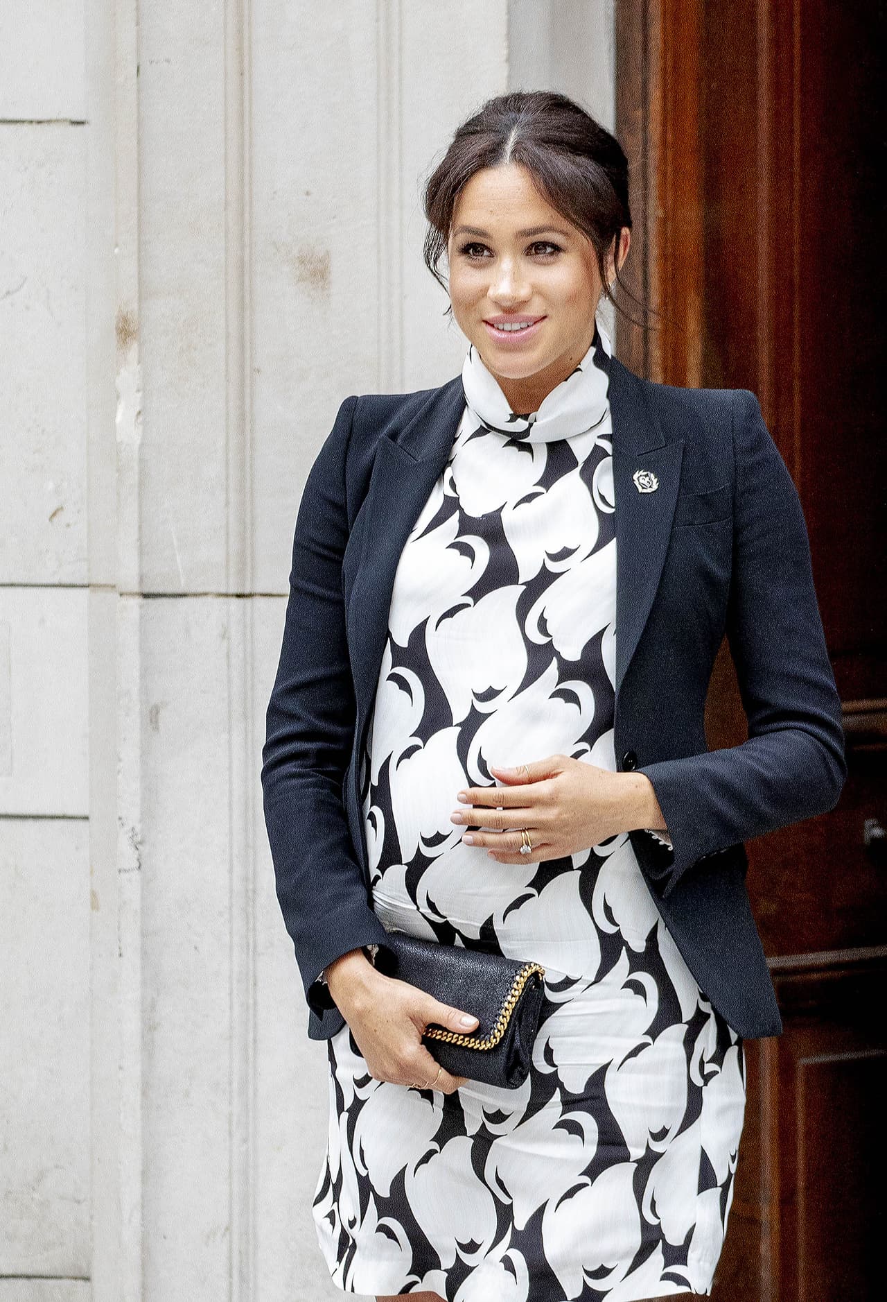 <b>8 de marzo de 2019</b>
<br>
<br>En el Día Internacional de la Mujer, la duquesa de Sussex recibió de parte de la reina Isabel II el 
<b><a href="https://www.univision.com/famosos/este-fue-el-regalo-de-la-reina-isabel-ii-a-meghan-markle-en-el-dia-de-la-mujer-fotos" target="_blank">nombramiento</a></b> de vicepresidenta de The Queen's Commonwealth Trust, organización dedicada a defender, financiar y conectar a jóvenes líderes de todo el mundo que impulsan un cambio social.