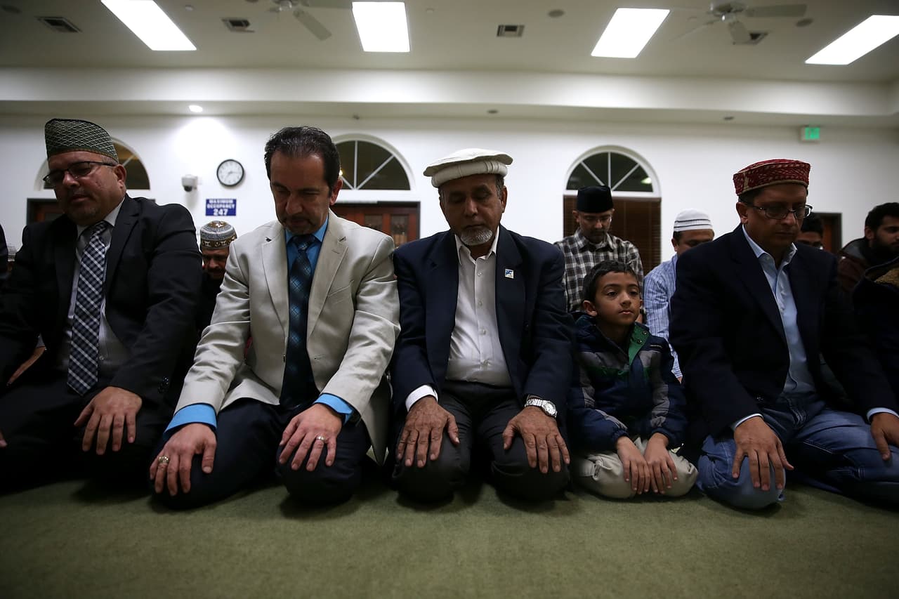 Hombres musulmanes en una mezquita, diciembre 3, 2015 en Chino, California.