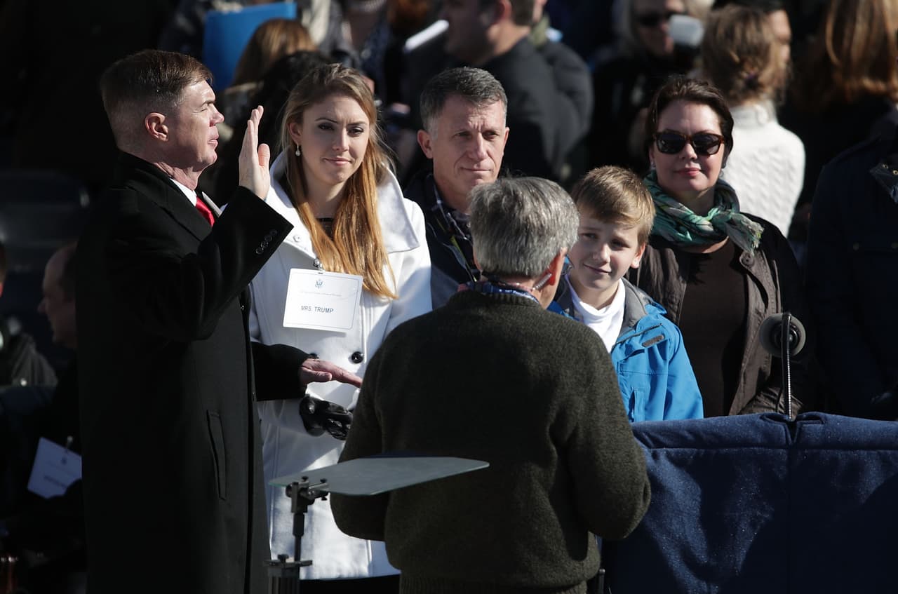 El sargento mayor Greg Lowery y la especialista del Ejército Sara Corry interpretaron a Donald y Melania Trump durante los ensayos en el Capitolio en Washington, DC. Lowery, quien es el vocalista de una banda del Ejército dijo que su rol fue "actuar como él, tanto como fuera posible".