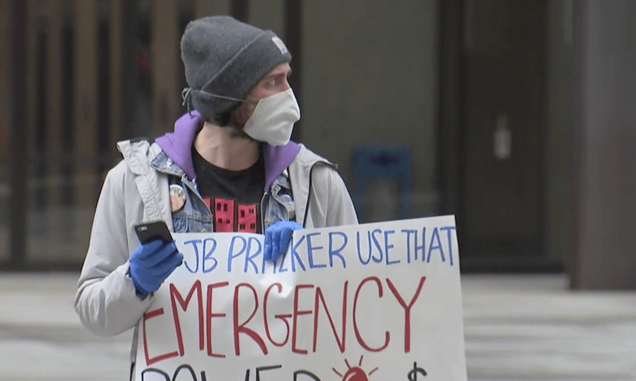 Llega el día de pagar la renta: manifestantes en Chicago exigen acciones para proteger a inquilinos afectados por el coronavirus