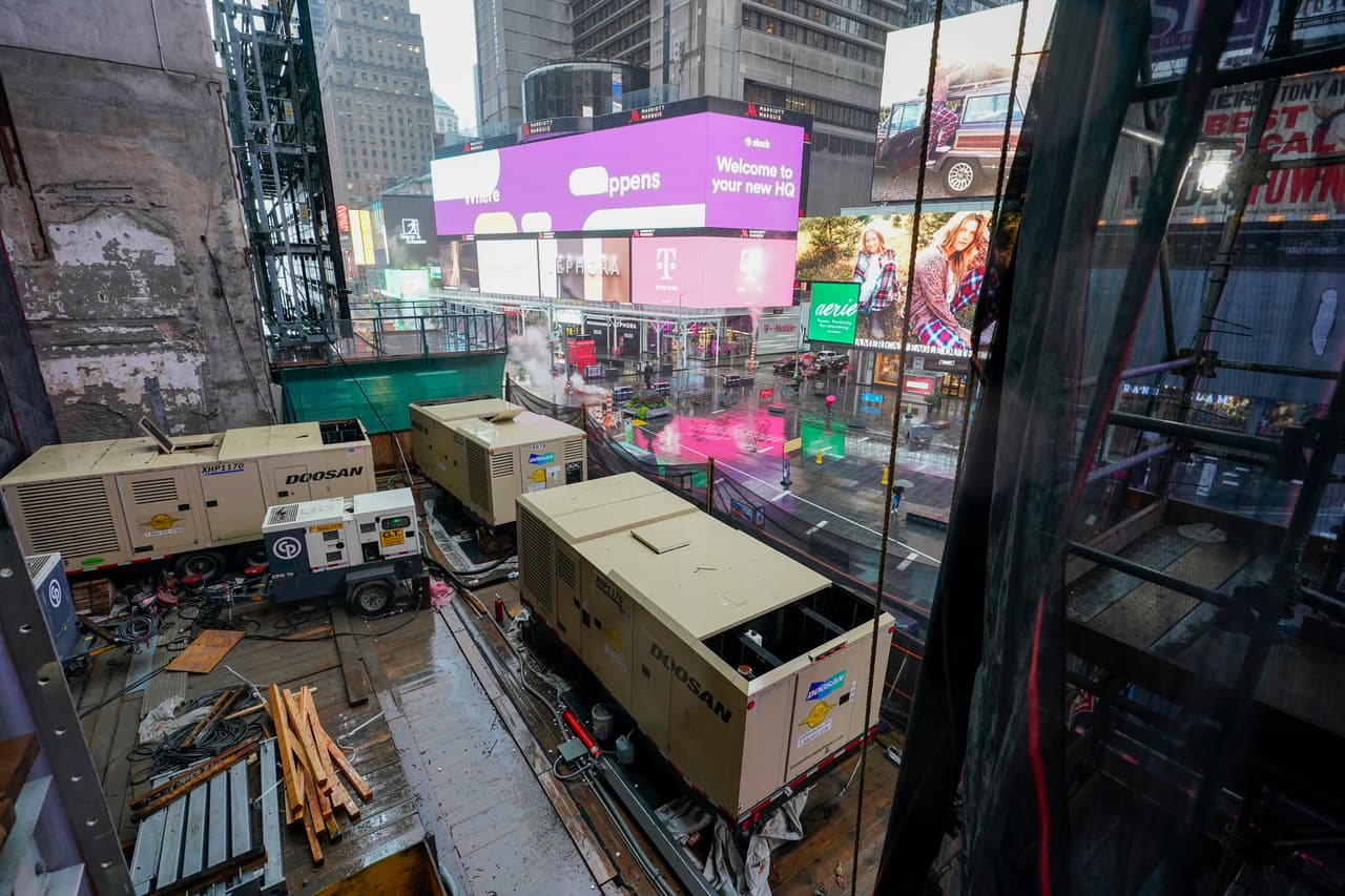 El espacio que eventualmente se convertirá en escenario se observa en construcción en el TSX Broadway, el jueves 29 de octubre de 2020, en Times Square, Nueva York. (Foto AP/Mary Altaffer)