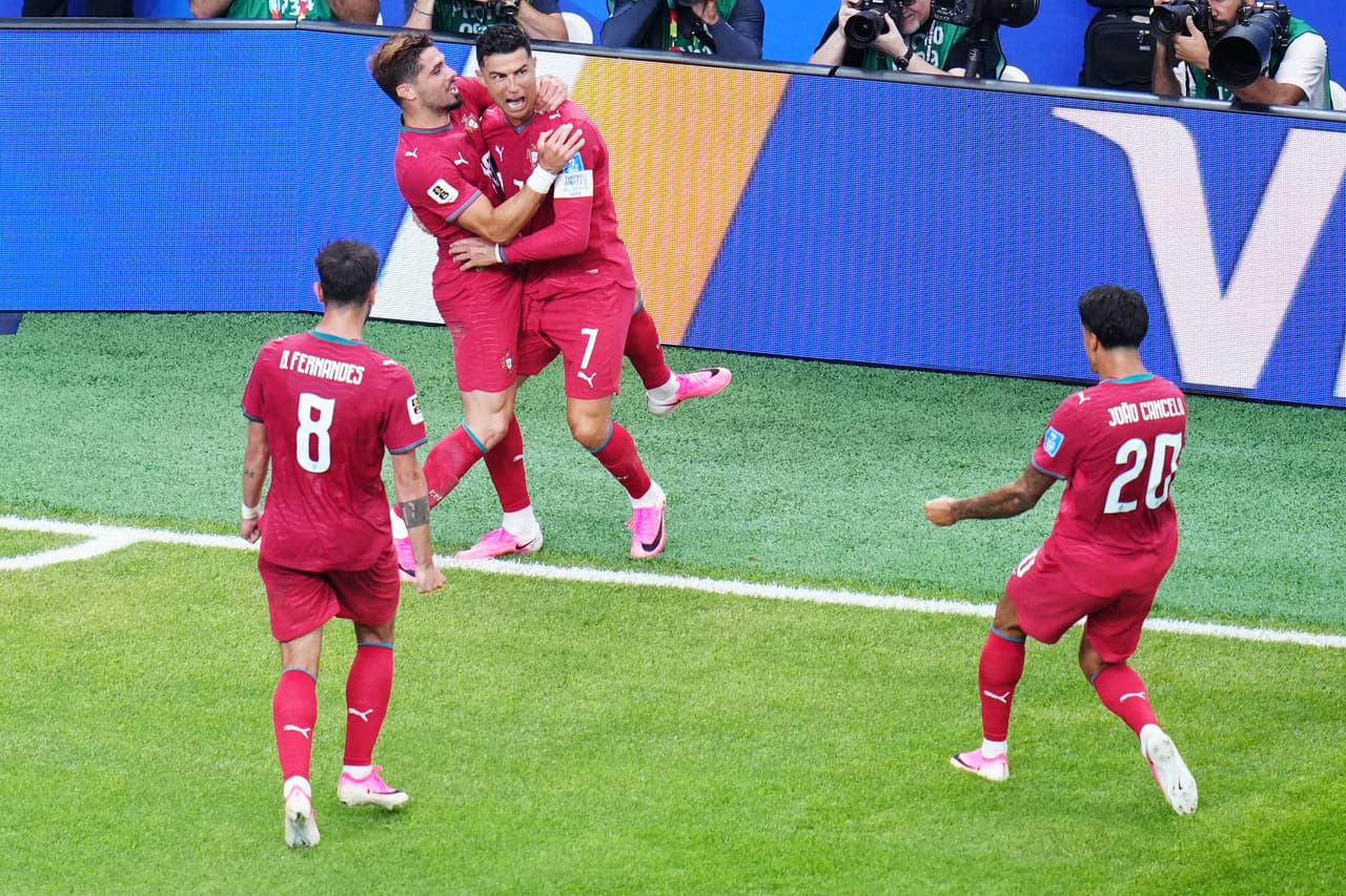 Cristiano Ronaldo (7), de Portugal, celebra con sus compañeros tras marcar el tercer gol de su equipo durante el partido de fútbol del Grupo K de la Copa Mundial