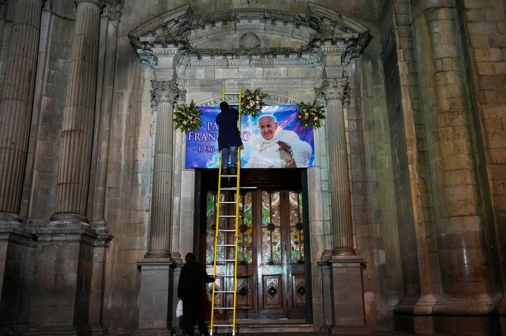 También hubo demostraciones más pequeñas como esta pancarta del fallecido papa Francisco en la fachada de la Catedral Nuestra Señora de La Paz, Bolivia, el lunes 21 de abril de 2025.
