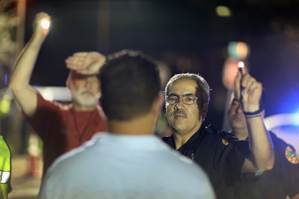 “El oficial está habilitado basado en la causa probable que existe en la revisión, a solicitar una prueba ante juez, los cuales están disponibles 24 horas, los 7 días de la semana y tras analizar las causas y firmar la orden, se procede a realizar la toma para anexarla a la evidencia”, indicaron las autoridades.