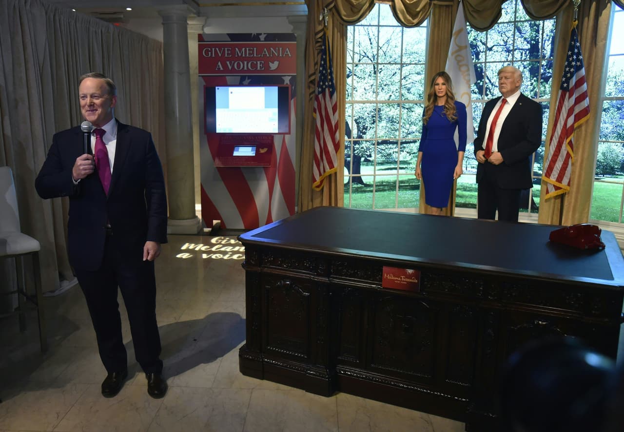 El museo Madame Tussauds ha propuesto "darle una voz a Melania", por lo que la exhibición es interactiva. Desde una estación electrónica a un lado de la figura de la primera dama los visitantes podrán tuitear mensajes desde una cuenta de que el museo dispondrá en Twitter. Luego de que los mensajes sean verificados como apropiados el museo los hará públicos en la red social.