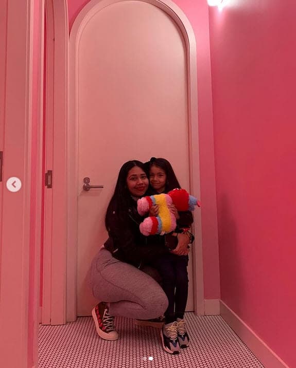 Sara compartió que le ofreció a Tekashi tener "las puertas abiertas" con Saraiyah para que pudiera verla cuando quisiera y en el lugar que eligiera, pero eso tampoco funcionó.
<br>