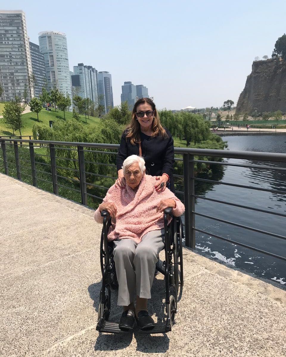 Su abuela tiene 103 años y Laura es quien está a su cuidado: "
<b>Cuando yo era niña ella me rescató, me acompañó y ella me educó</b>. Cuando yo necesité de ella, estuvo conmigo, y ahora ella necesita de mí", dijo en una reciente plática cibernética en el programa digital 
<a href="https://www.youtube.com/watch?v=HqFXT_xoGbI" target="_blank">'Cuando grababa…'</a>. 
<br>