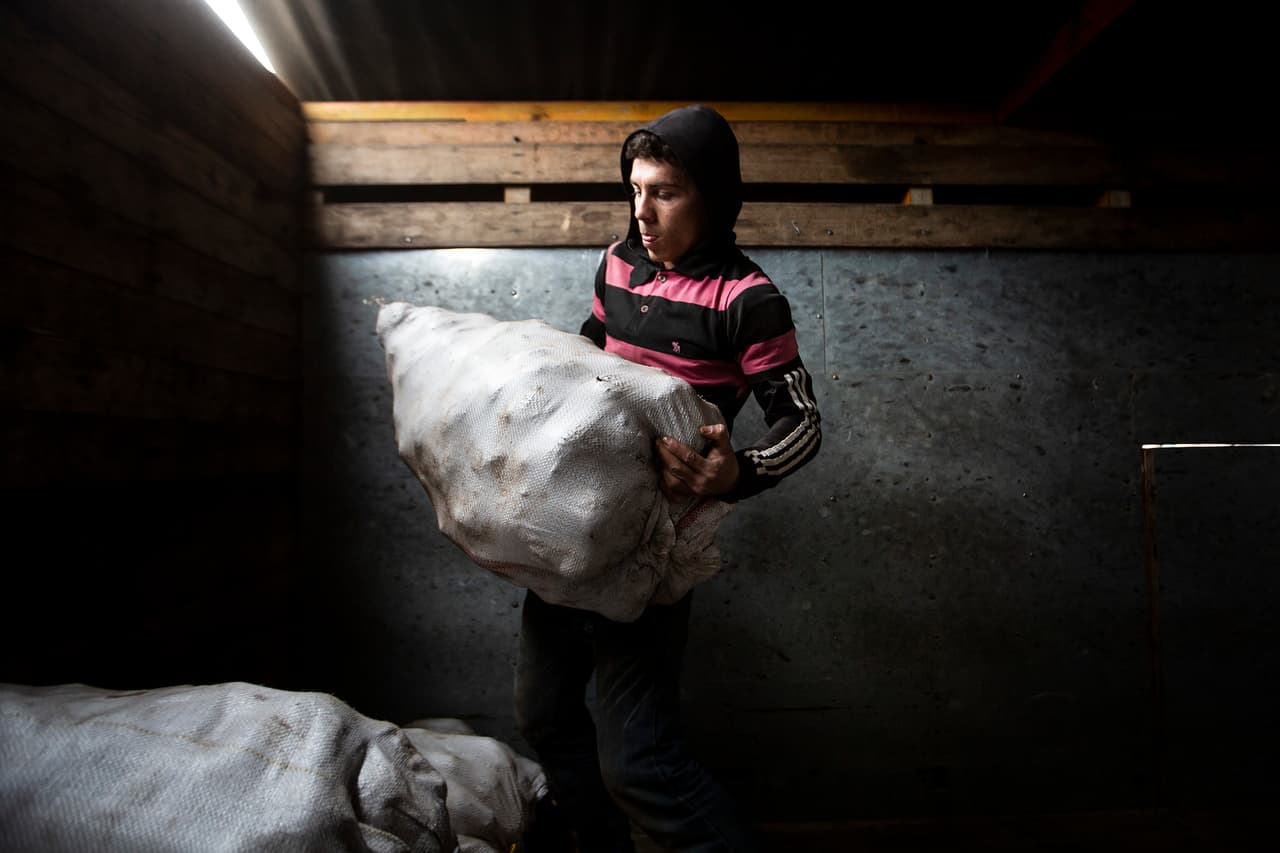 Desde la 1:00 de la madrugada hasta las 4:00 de la tarde, Juan Manuel Ruiz carga costales de papas por 10 centavos el quintal.