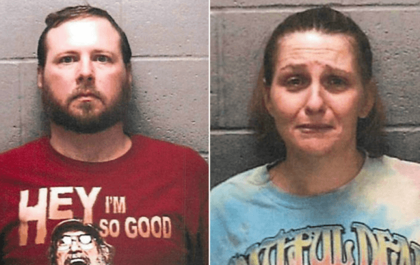 El padre y la madrastra de Liam Roberts, de seis años de edad, enfrentan cargos de asesinato después de que el pequeño 
<b><a href="https://www.univision.com/chicago/wgbo/noticias/muertes/padre-y-madrastra-de-nino-que-murio-de-desnutricion-extrema-se-declaran-no-culpables">muriera a causa de una severa desnutrición</a></b>. Al momento de su deceso, el niño pesaba 17 libras (ocho kilos), cuando el peso promedio de un niño de esta edad es de 45 libras (20.7 kilos).
<b> </b>De acuerdo con los fiscales, se cree que el padre y la mujer privaban al niño y a otro de sus hermanos de alimentos como una forma de castigo.