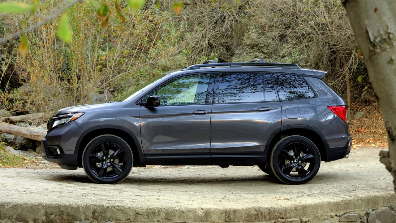 Las reudas estándar de 20 pulgadas, junto al diseño de techo flotante y unas maracadas líneas de caracter que solo recorren la longitud de las puertas le dan a la nueva Honda Passport un aspecto muy distintivo. En nuestra opinión es uno de los modelos Honda más atractivos de la actualidad.