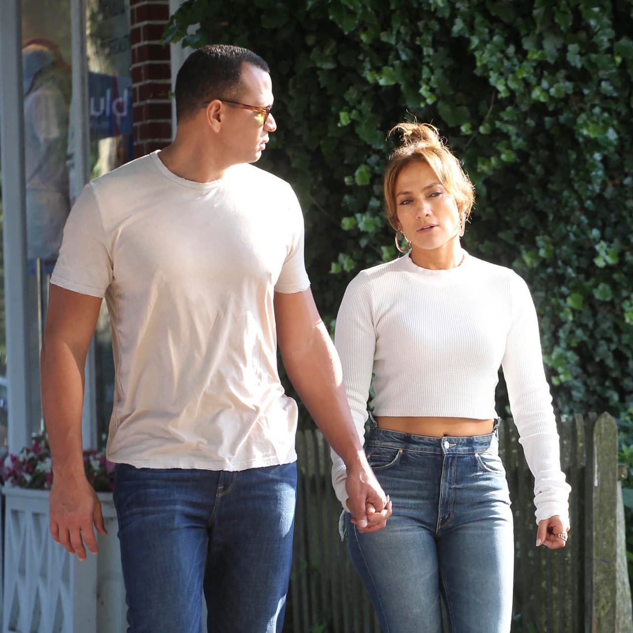 Mas tarde, los niños parecían haberse quedado en la casa en la cual se hospedan durante estos días. Alex Rodríguez se había quitado el pantalón corto y cambiado de camisa, mientras que Jennifer López lucía igual.