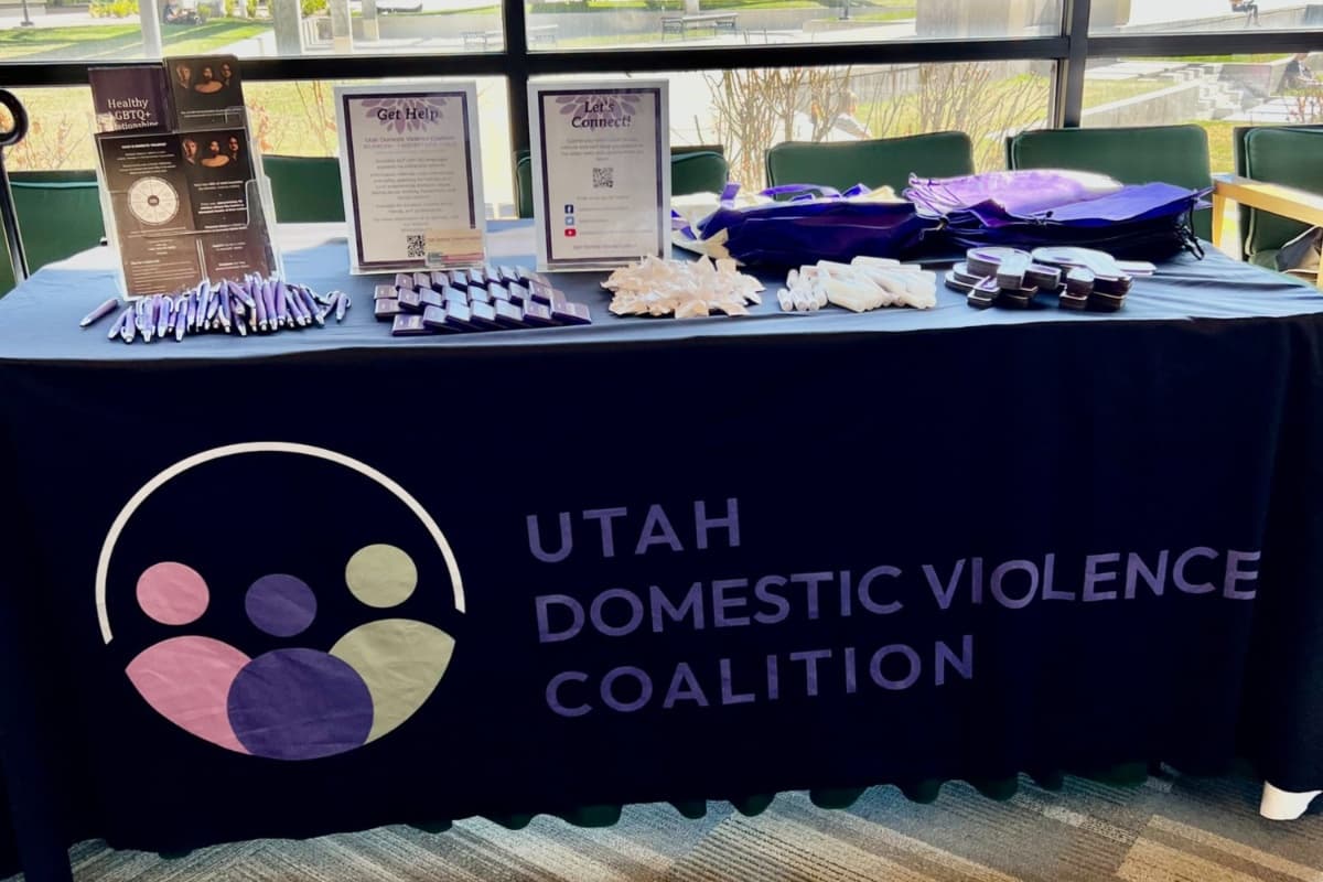 Existen recursos disponibles para apoyar a las personas que sufren de violencia doméstica: Utah Department of Human Services: Domestic Violence Services y Coalición contra la Violencia Doméstica de Utah (1-800-897-5465)