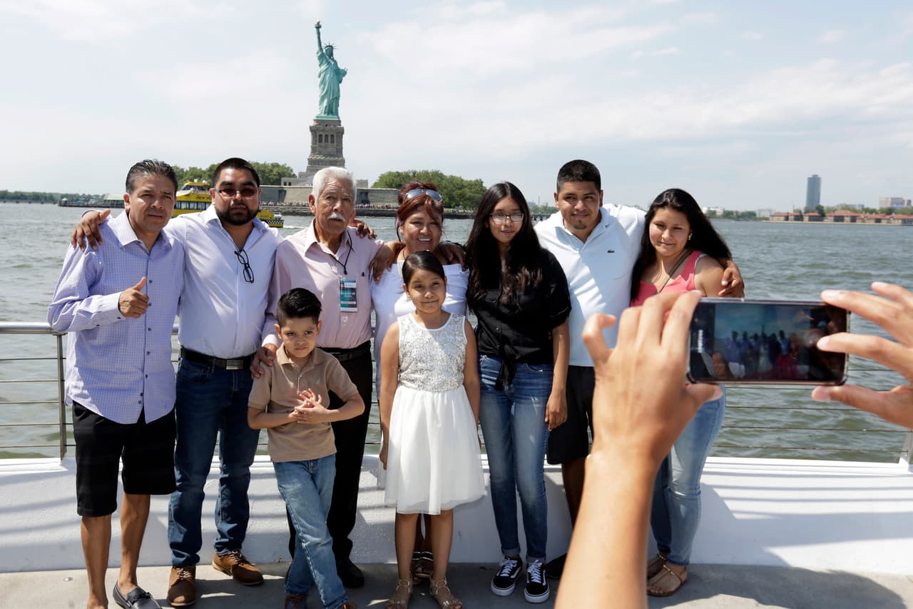 Luis Méndez Chanes, tercero a la izquierda, posa con su hija Marta Méndez, cuarta a la izquierda, después de no verse en 24 años. “Estoy muy emocionada. Muy alegre y muy agradecida con Dios por haber hecho esto posible”, dijo Marta, de 48 años, tras haberse reunido con su padre de 74 años. (Richard Drew/AP)