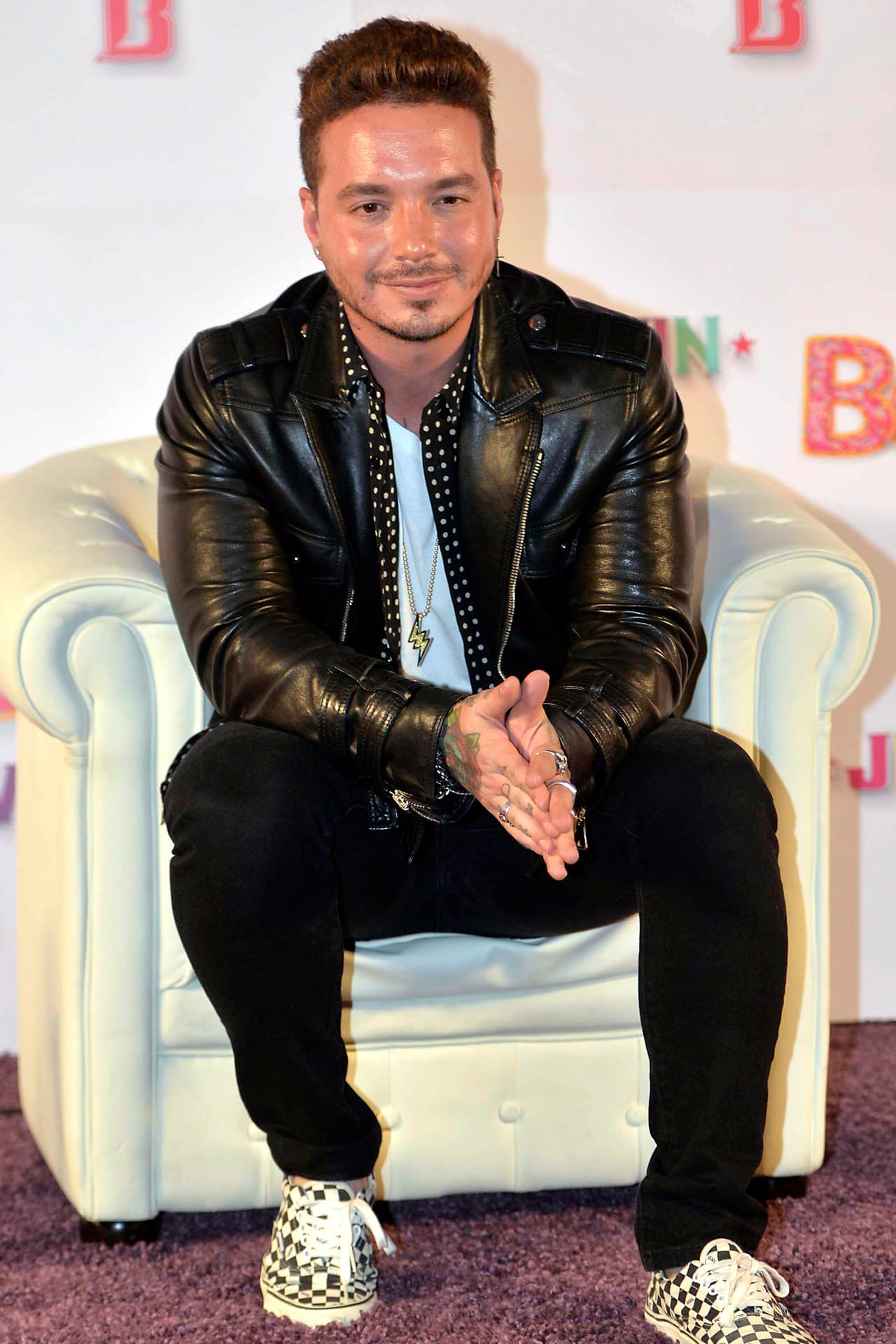 J Balvin tuvo su primer contacto con la música desde muy joven, pero fue hasta que se mudó a New York que le tomó gusto al género urbano. En sus inicios estaba más enfocado en el mundo del rock (era fan del grupo Nirvana) y posteriormente en el rap.