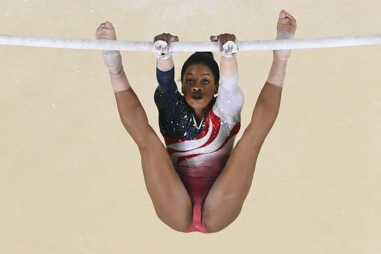 Gabrielle Douglas en plena ejecución en las barras asimétricas.