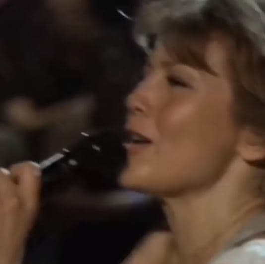 Thalía no se quedó atrás, y en sus redes sociales compartió un clip de la canción 'Mujeres', misma que interpretó para su disco 'Primera fila'.