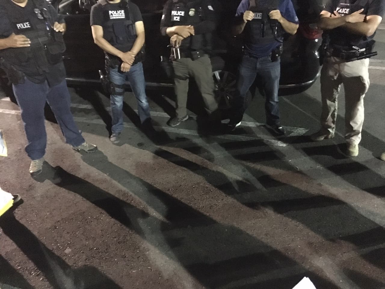 Casi todos los oficiales de ICE en este equipo son de origen hispano.