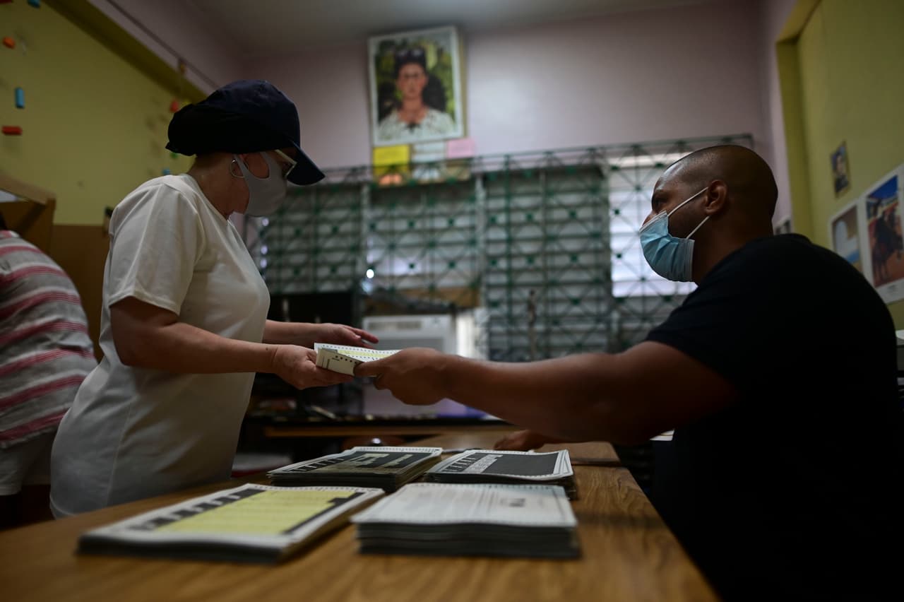 Cierran centros de votación mientras electores aguardan en largas filas para ejercer su voto 