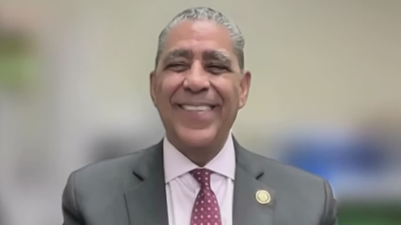 ¿Se aproxima la ola azul en las elecciones de medio término? Esto opina el congresista demócrata Adriano Espaillat