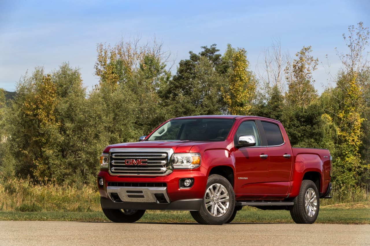 La GMC Canyon lleva una parrilla distintiva cromada, y tiene dos opciones de motor a gasolina (2.5 litros de cuatro cilindros y V6 de 3.6 litros, con 200 y 308 caballos de fuerza respectivamente) más una turbo-diesel de 2.8 litros y cuatro cilindros, que produce 181 caballos de fuerza.