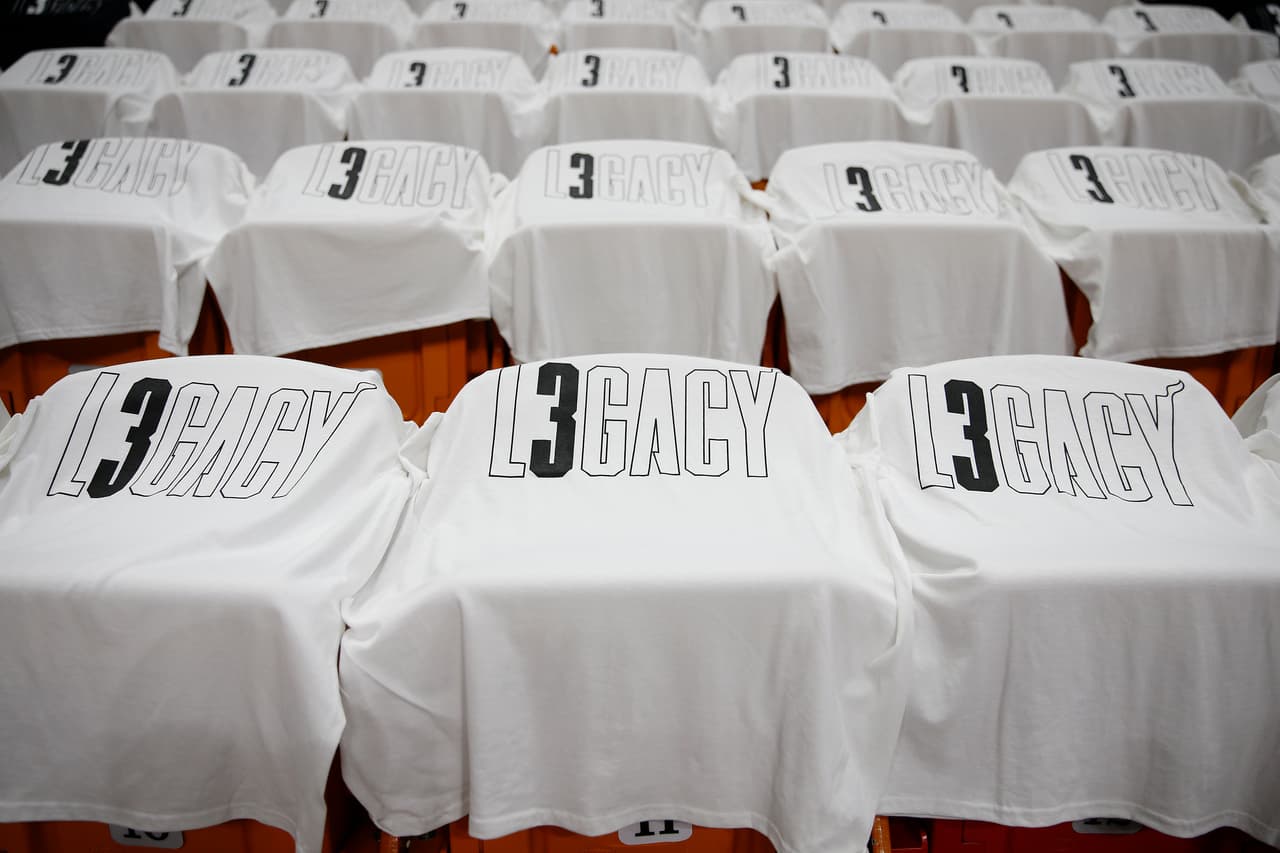 Los asientos del American Airlines Arena se vistieron con la camisa de Dwyane Wade # 3 del Miami Heat antes de su último partido de la temporada regular en casa.