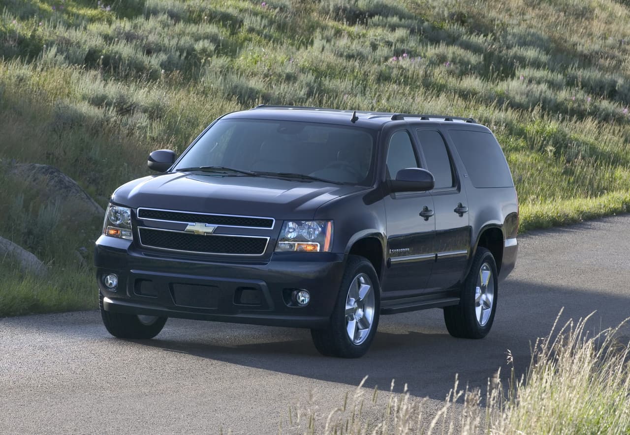 <b>Generación 10 (2007-2014)</b>
<br>
<br>La Chevrolet Suburban llega al 2007 más eficiente, cómoda y capaz que nunca. Presenta un exterior trabajado en el túnel de viento y elimina las fascias delanteras y traseras cromadas. En el apartado de seguridad, esta edición incluye balanceo de remolque, asistencia en pendientes y alerta de puntos ciegos.
<br>
<br>
<b>En imagen:</b> Chevrolet Suburban 2007