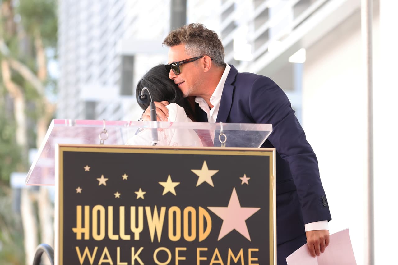 "
<b><a href="https://www.caras.com.mx/entretenimiento/alejandro-sanz-devela-su-estrella-en-hollywood-con-yalitza-aparicio/" target="_blank">Nos has marcado</a></b> y enamorado con tus hermosas canciones y tu gran voz de generación en generación", le dijo la actriz el día del evento, según la reseña de la revista Caras.