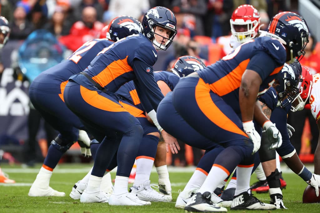 Los Chiefs vienen de atrás para vencer 28-24 a los Denver Broncos y aseguran su liderato de la Conferencia Nacional.