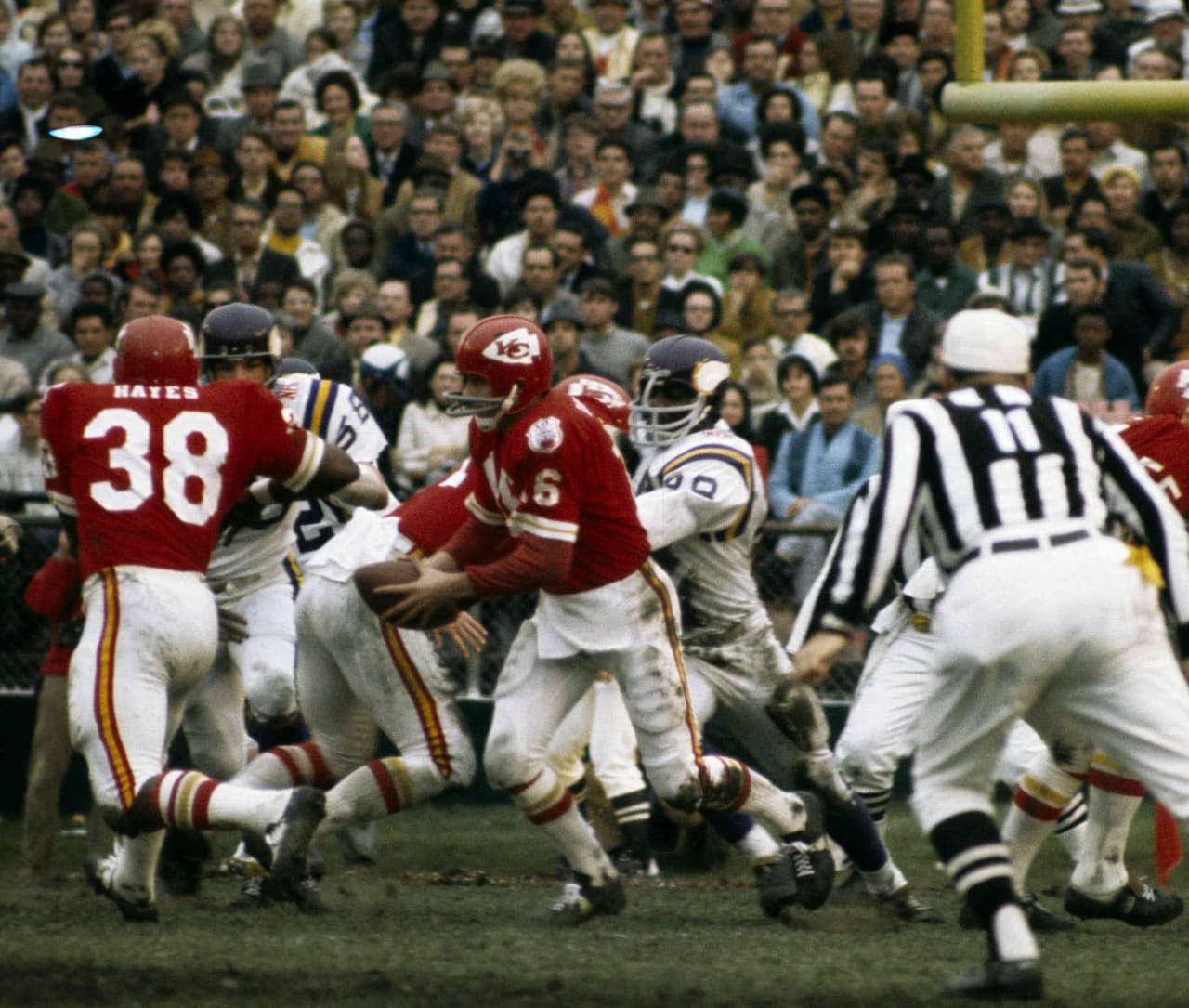 5. Len Dawson, quarterback de los Chiefs, fue la pieza clave en el sistema ofensivo. Dawson inició su carrera en 1957 con los Steelers, jugó con los Browns hasta que recibió la invitación para unirse a la nueva franquicia de Lamar Hunt. Con Kansas City estuvo de 1962 a 1975.