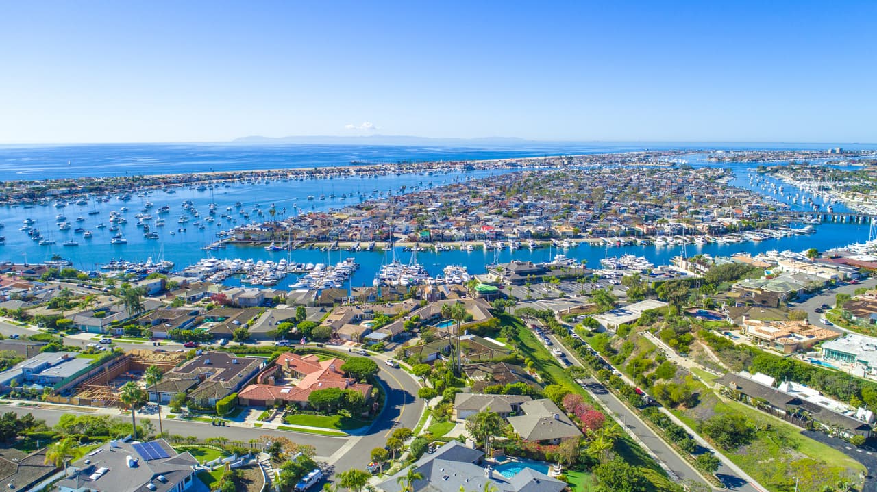 <b>Puesto 8. Newport Beach, California</b>
<br>
<br>Valor promedio de una vivienda: 1,898,900 dólares.
<br>
<br>Promedio de la mensualidad de la hipoteca: más de 4,000 dólares.
<br>
<br>Porcentaje de unidades de vivienda con hipoteca: 65.2%.
<br>
<br>Porcentaje de propietarios de viviendas: 56.7%.
<br>
<br>Ingreso familiar promedio: 127,223 dólares anuales.
<br>