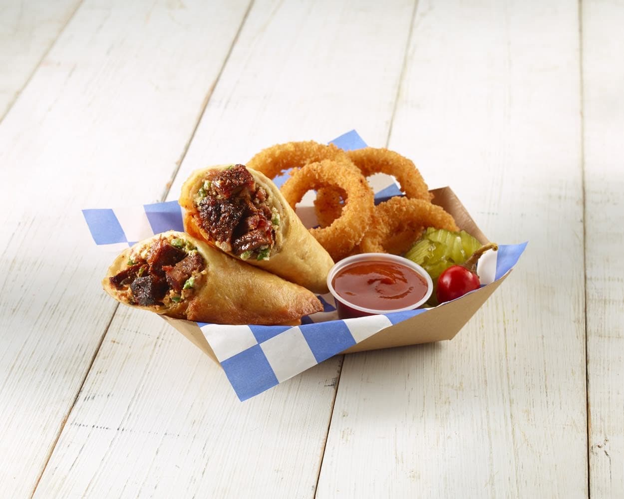 FERNIE’S FRIED BURNT END BURRITO - Una tortilla de harina grande se rellena con jalapeño de queso crema, tocino salado, queso de mezcla mexicana, jalapeños en cubitos ligeramente picantes, pimienta y pepitas ahumadas de extremos quemados a la barbacoa. Se fríe rápidamente hasta obtener un crujiente color marrón dorado y se sirve con una salsa de barbacoa dulce, picante y picante.