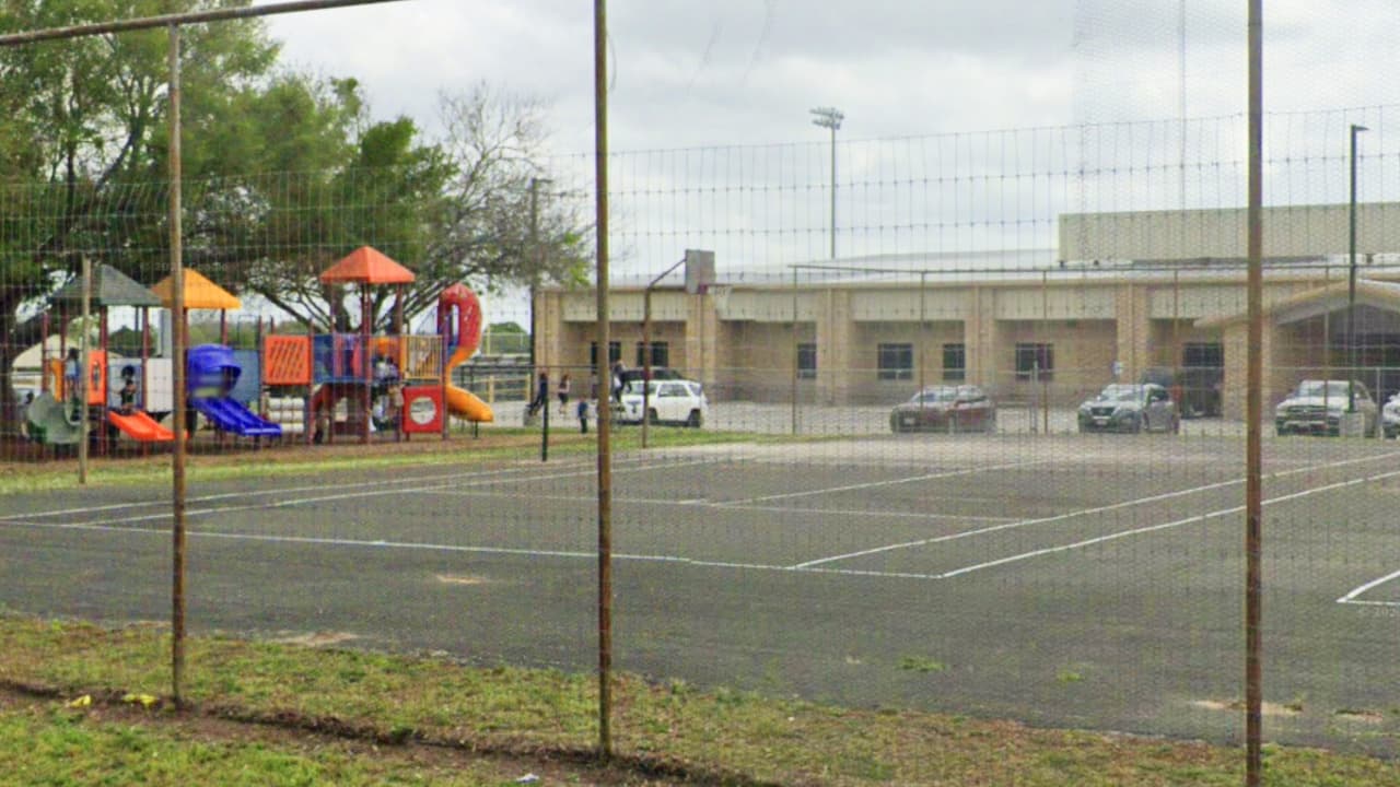 Este distrito escolar en Texas cerró todos sus planteles por aumento de casos de covid 19