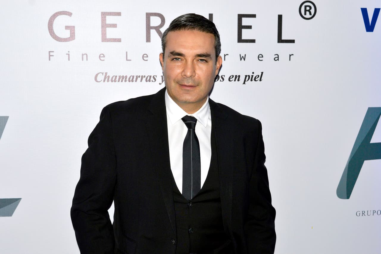 "Cuando
<b> falleció mi hermanita</b>, qué le paso a Mauricio Islas cuando tenia 10 años, cuando lo bulearon, cuando tenia 4 años, cuando se separó de sus papás", dijo.