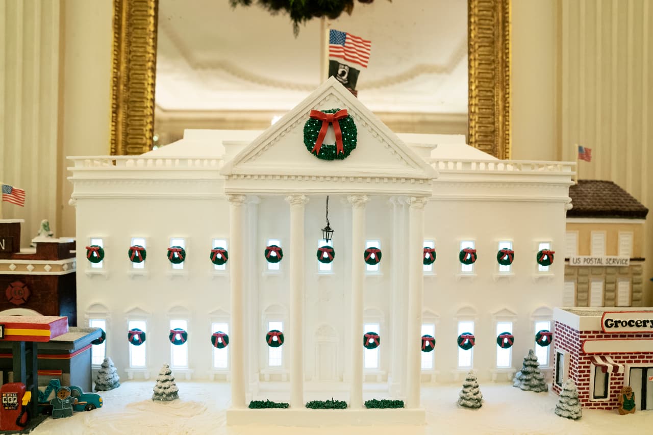 Una casa de pan de jengibre de la Casa Blanca se encuentra en el Comedor de Estado durante una vista previa para la prensa de las decoraciones navideñas de la Casa Blanca, el lunes 29 de noviembre de 2021, en Washington. (AP Foto/Evan Vucci)