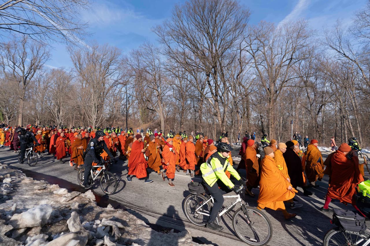 Monjes budistas que participan en una Caminata por la Paz recorren las calles de Washington, el martes 10 de febrero de 2026.