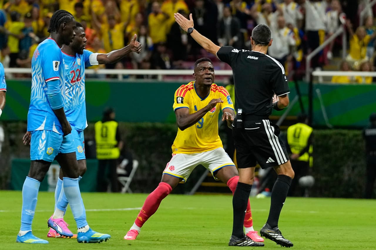 El colombiano Jhon Córdoba (centro) discute con el árbitro italiano Maurizio Mariani durante el partido de fútbol del Grupo K de la Copa del Mundo entre Colombia y el Congo, en Zapopan, cerca de Guadalajara, México, el martes 23 de junio de 2026.