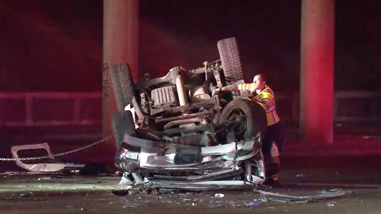 A pesar de que la camioneta quedó completamente destruida, el hombre y el bebé lograron salir ilesos.