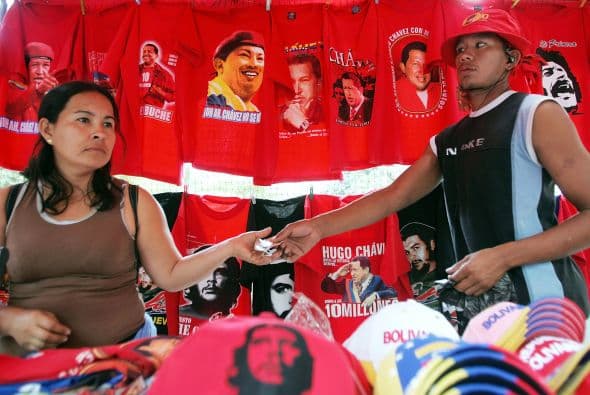 Sombreros, camisetas , llaveros, muñecos, encendedores e incluso paraguas con la imagen del presidente Hugo Chávez están de moda entre los venezolanos.